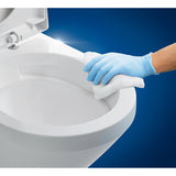 Nettoyage d'une cuvette WC blanche Grohe avec gant et chiffon, sanitaire blanc.