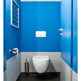 Toilette suspendue blanche Grohe, type WC, dans des toilettes mur bleu et gris.