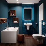 Salle de bain moderne couleur bleu, baignoire blanche, WC suspendu Grohe.