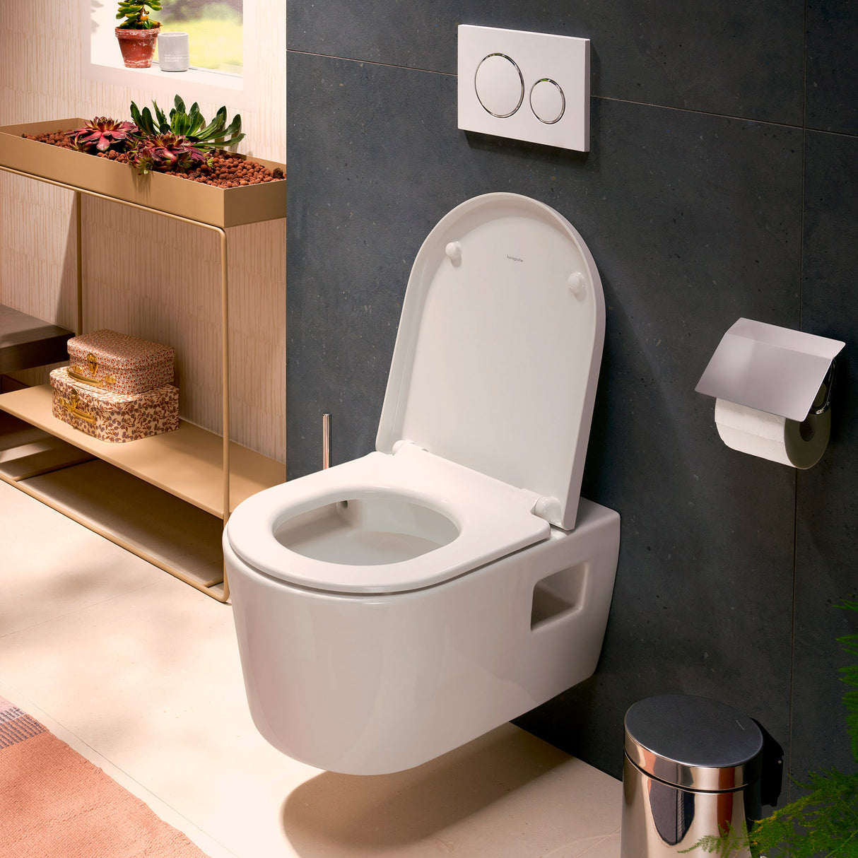WC suspendu blanc Hansgrohe, design moderne, installé sur mur sombre.