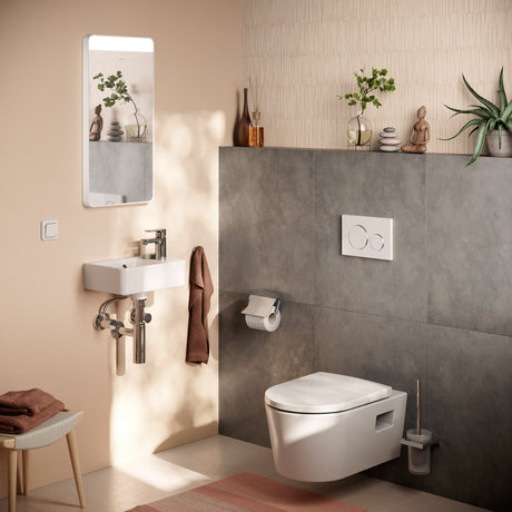 WC suspendu Grohe blanc, toilette moderne avec plaque de commande blanche, design élégant.
