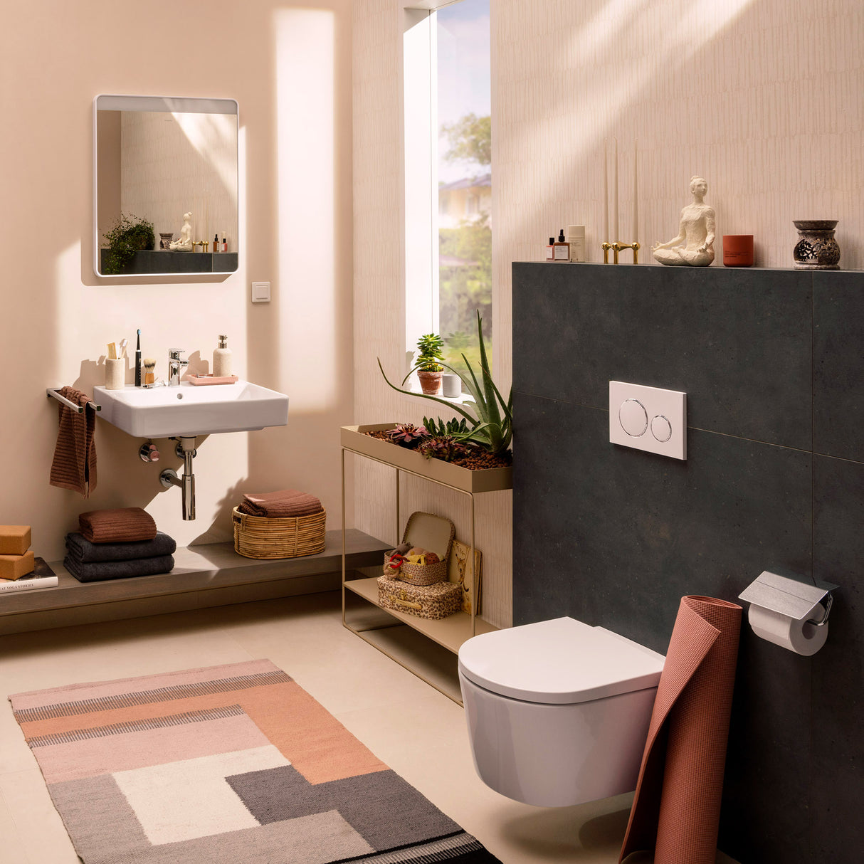 Toilette suspendue blanche Grohe, WC design moderne, salle de bain beige et gris foncé.
