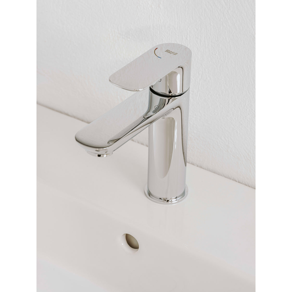 Mitigeur de lavabo chromé Roca, robinetterie salle de bain, couleur argentée.