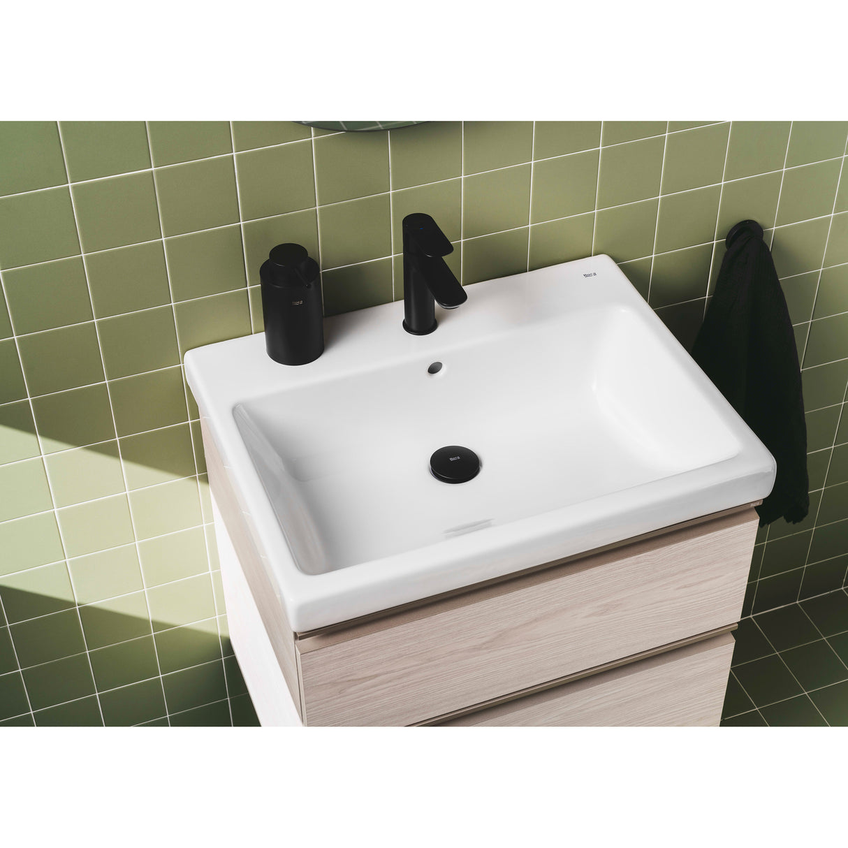 Robinet Grohe noir pour lavabo moderne, accessoires noirs, devant carrelage vert