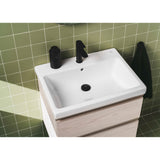 Robinet Grohe noir pour lavabo moderne, accessoires noirs, devant carrelage vert