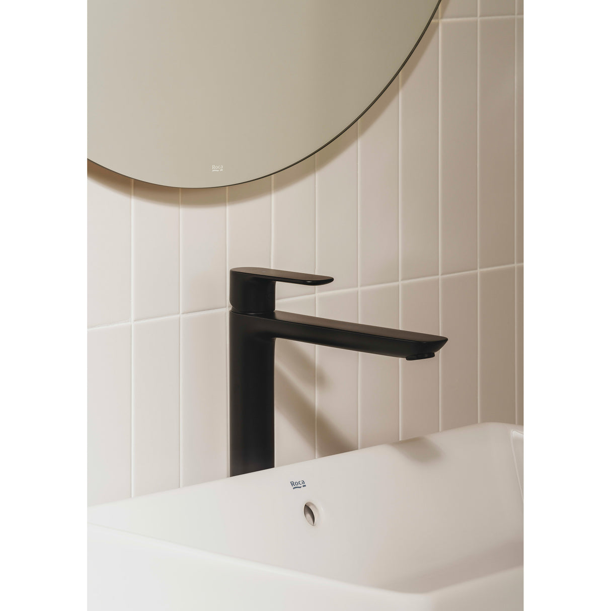 Mitigeur noir Roca, robinet de lavabo design, couleur noire dans une salle de bain moderne