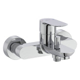 Mitigeur bain-douche Grohe, robinetterie murale couleur chrome, style moderne.
