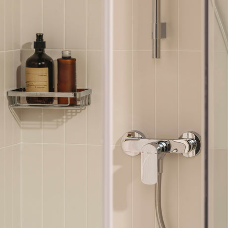 Mitigeur de douche chromé Grohe, robinetterie salle de bain, couleur argentée.