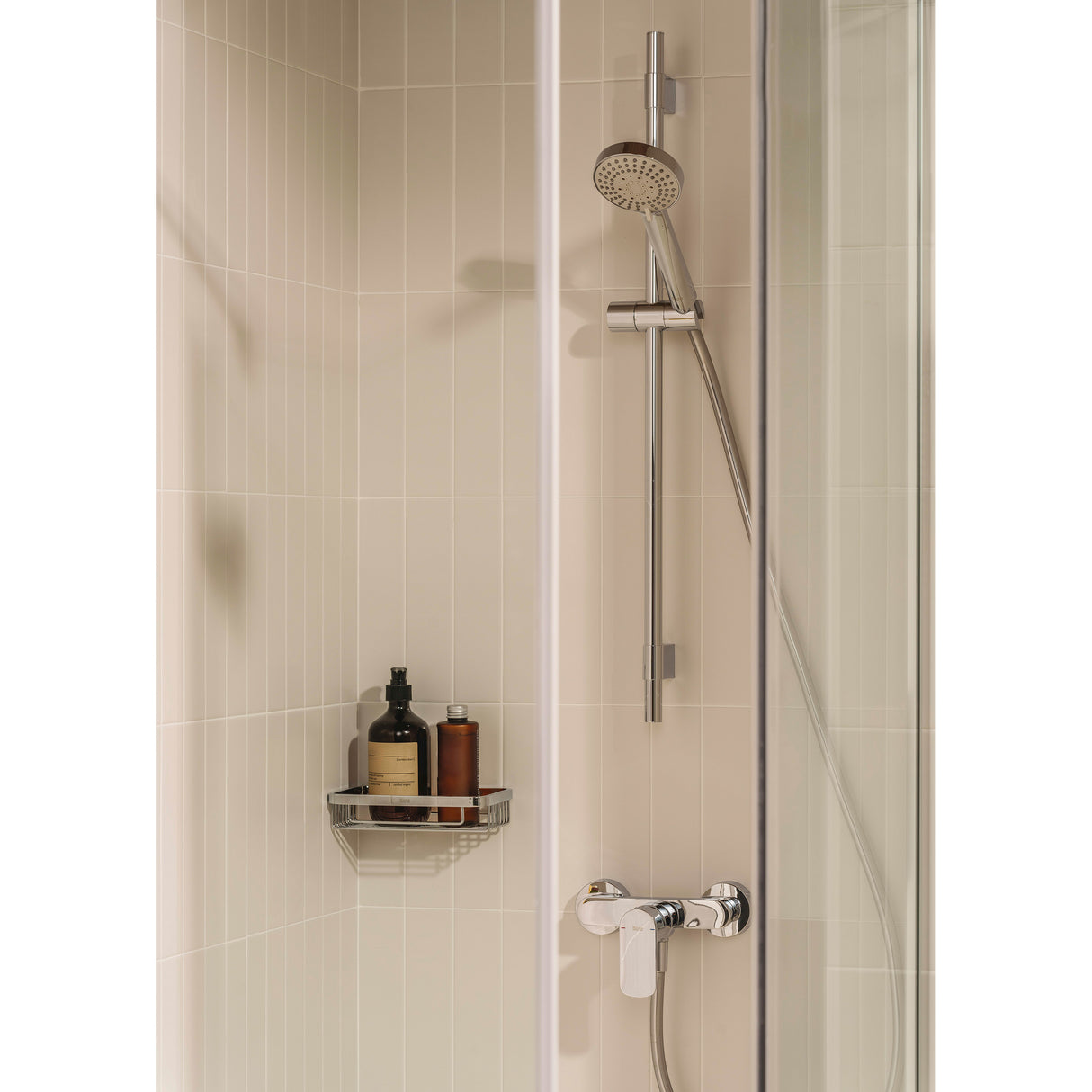 Douchette Grohe, colonne de douche chromée, robinet mitigeur argenté.