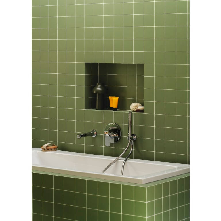 Robinet de baignoire Grohe mural chromé, salle de bain carrelage vert, design moderne