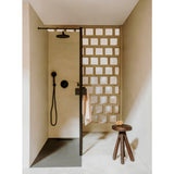 Douche italienne couleur beige avec robinetterie noire, marque Grohe.