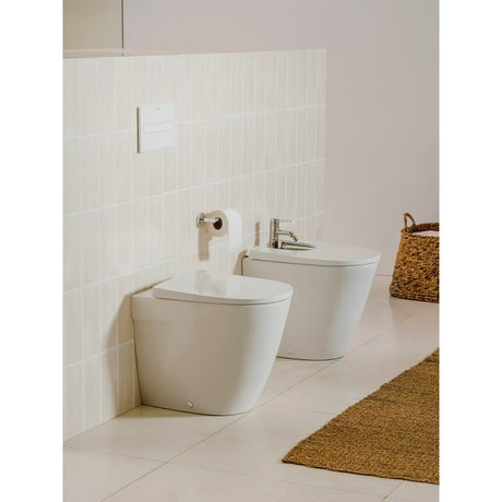 Toilettes et bidet blanc Grohe, sanitaire moderne, céramique blanche, salle de bains
