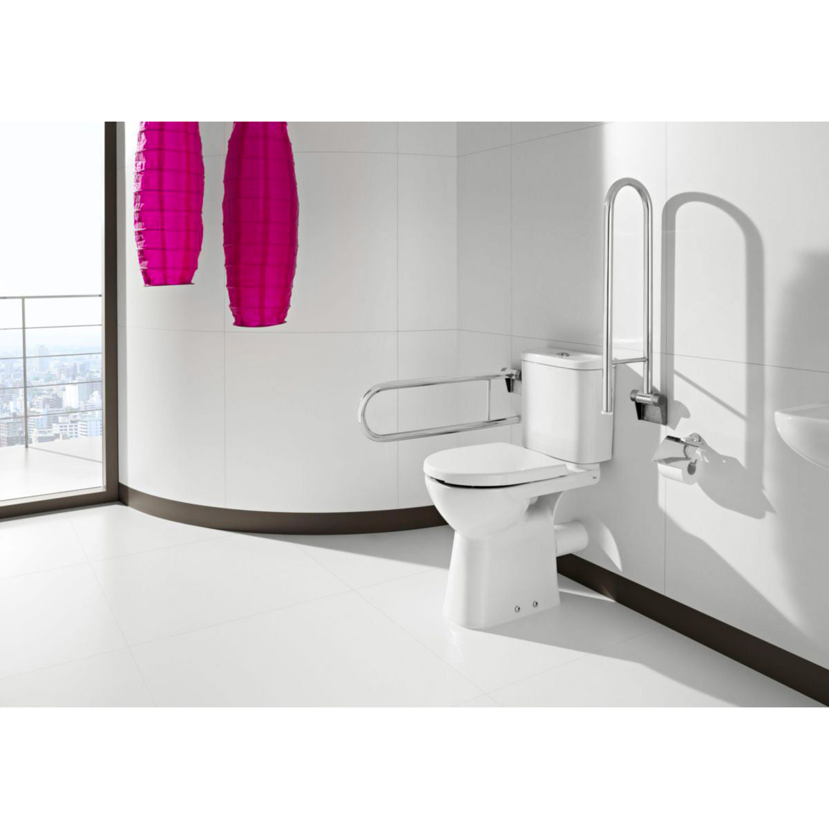 Toilette blanche avec barres d'appui, marque Grohe, pour salle de bain accessible.