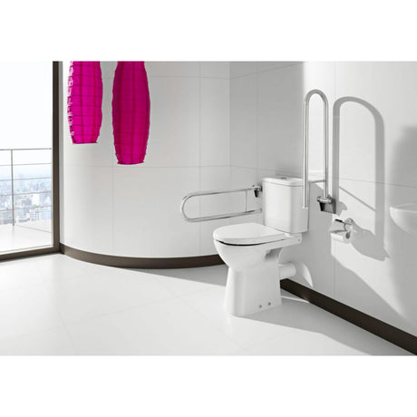 Toilette blanche avec barres d'appui, marque Grohe, pour salle de bain accessible.