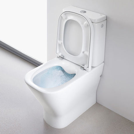 Toilette suspendue blanche Grohe, design moderne, vue de côté, chasse d'eau en action.