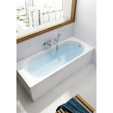 Baignoire blanche Grohe rectangulaire avec robinetterie chrome dans une salle de bain moderne