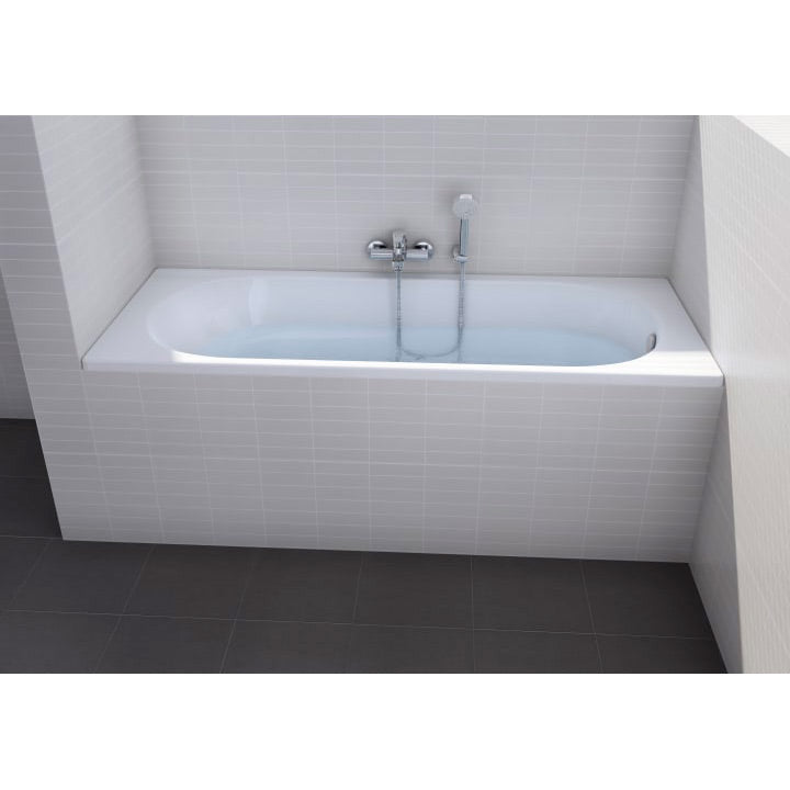 Baignoire blanche de marque Grohe, type rectangulaire, installée dans une salle de bain moderne.
