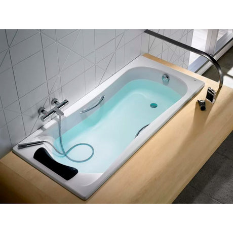 Baignoire blanche Grohe avec accoudoir, appuie-tête noir et mitigeur chrome