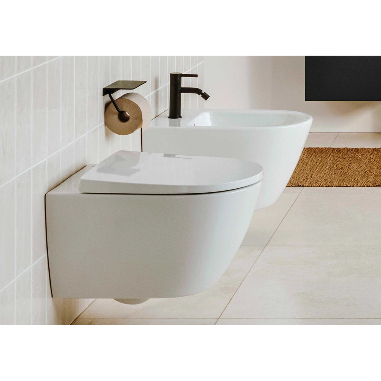 Toilette suspendue blanche, marque inconnue, avec porte-papier noir moderne