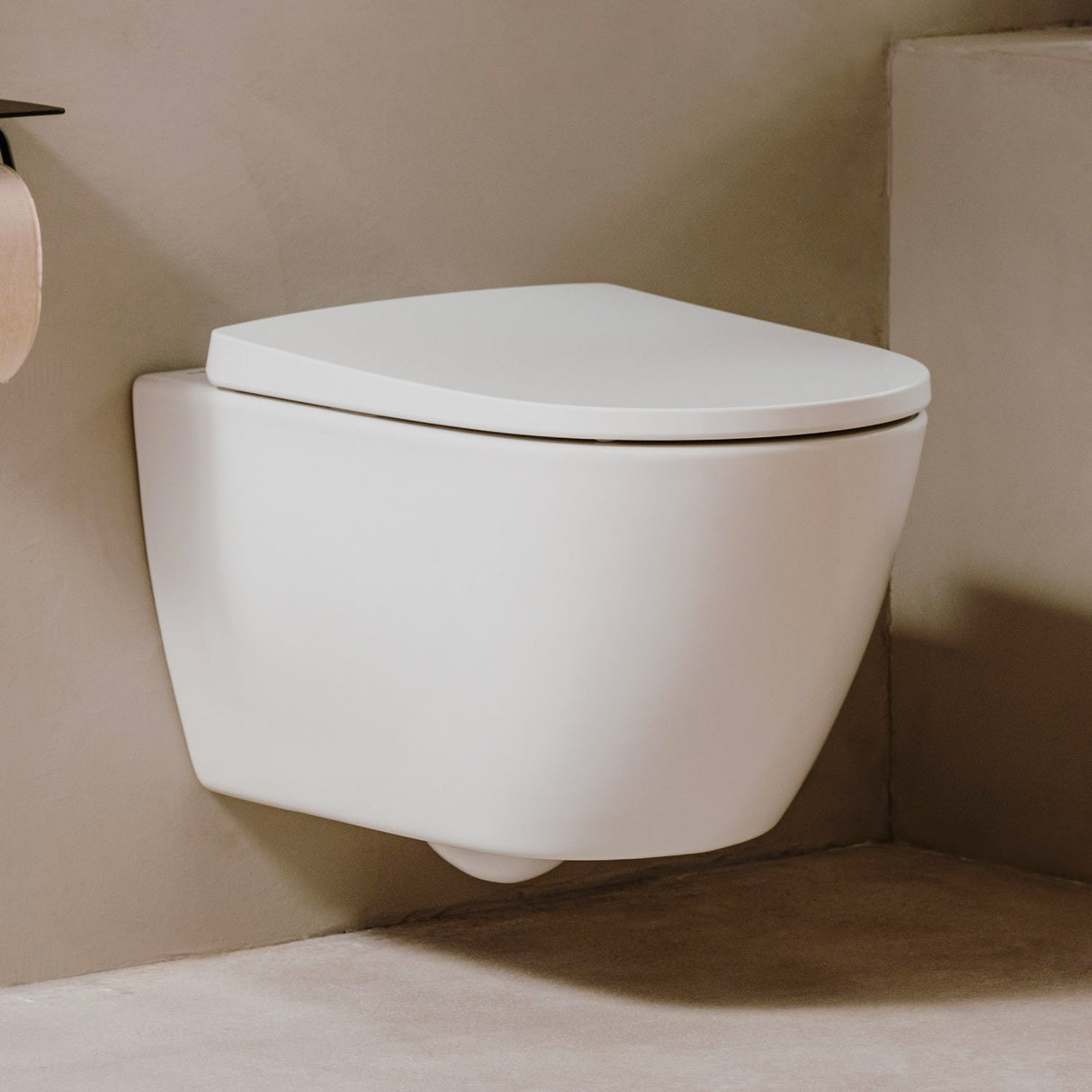 Toilette suspendue blanche de la marque Grohe, design moderne en céramique, sanitaire mural.