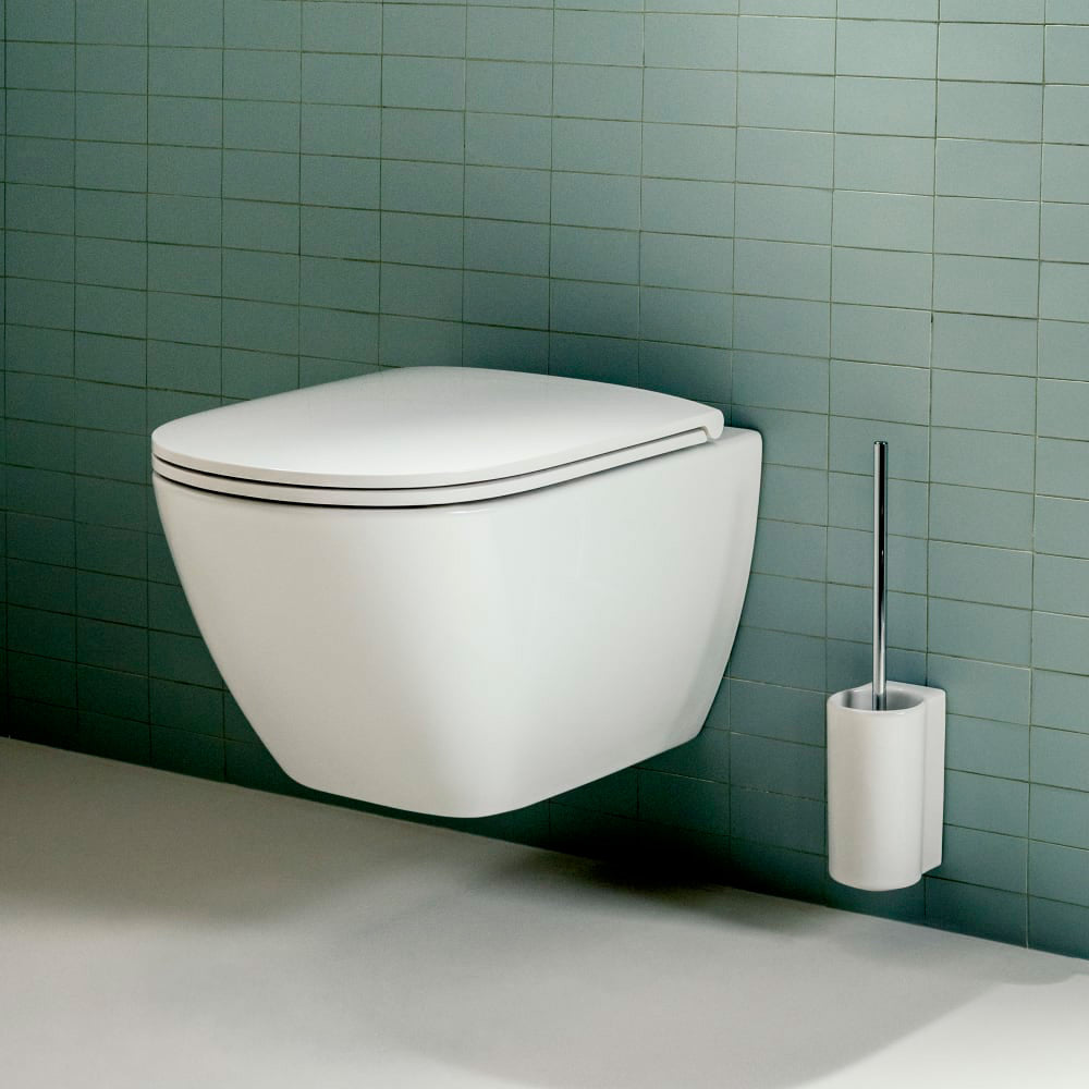 WC suspendu Grohe blanc avec porte-brosse mural, sanitaire moderne contre carrelage vert