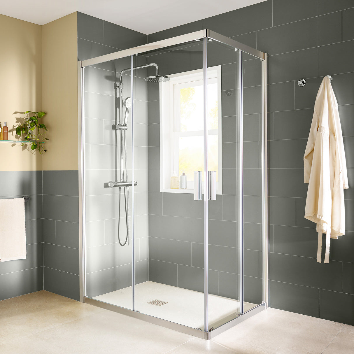 Cabine de douche Grohe d’angle en verre transparent et aluminium argent, moderne et spacieuse.