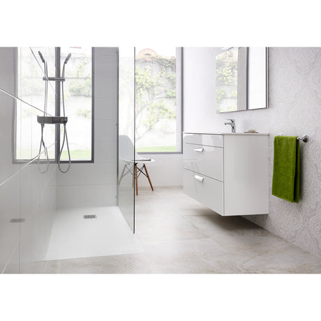 Douche Grohe, robinetterie moderne, couleur chrome, dans une salle de bain lumineuse.