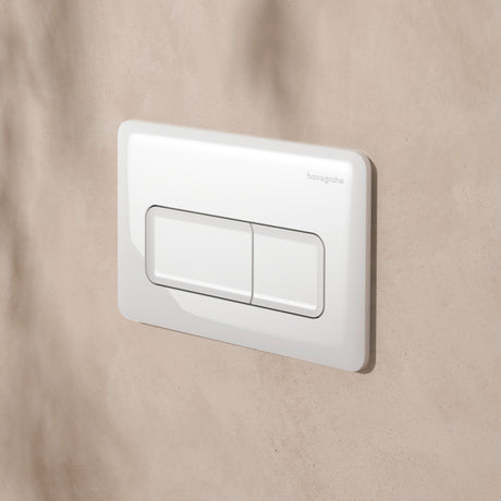 Plaque de commande blanche Hansgrohe, type sanitaire, fixée sur un mur beige
