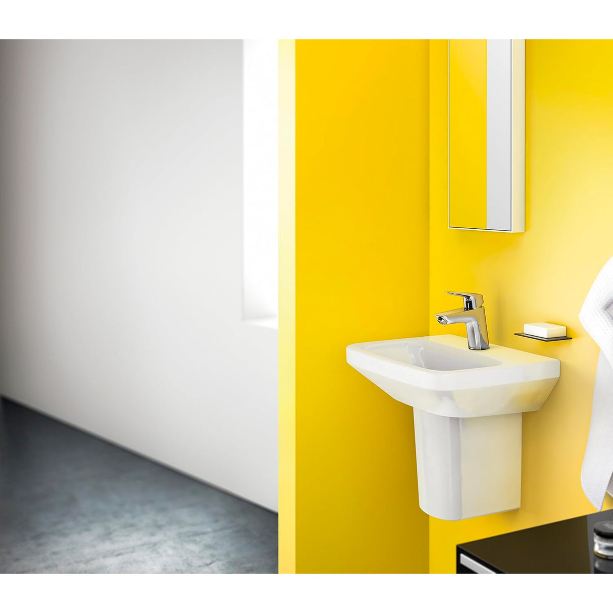 Lavabo Grohe blanc mural avec robinet chrome, salle de bain mur jaune