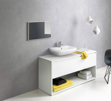 Meuble salle de bain blanc, marque Artelinea, avec vasque blanche, serviettes jaunes.
