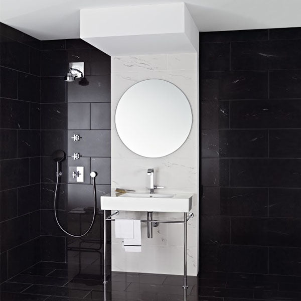 Lavabo blanc Grohe, type lavabo mural moderne, avec robinet chromé, dans salle de bain noire