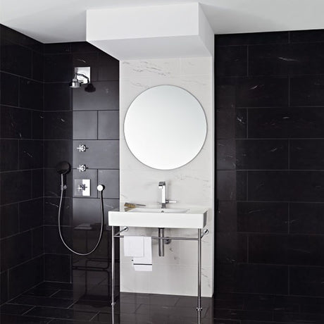 Lavabo blanc Grohe, type lavabo mural moderne, avec robinet chromé, dans salle de bain noire