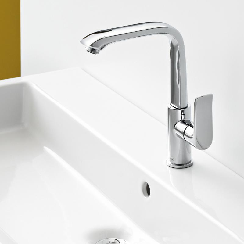Mitigeur Grohe lavabo chromé, robinet salle de bain design couleur argentée.