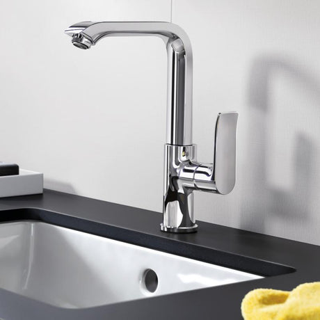 Mitigeur de cuisine Grohe chromé, robinet à levier moderne sur évier noir