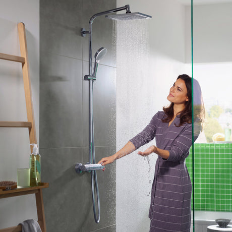 Douche Grohe, colonne de douche chromée avec pommeau et mitigeur, couleur argentée.