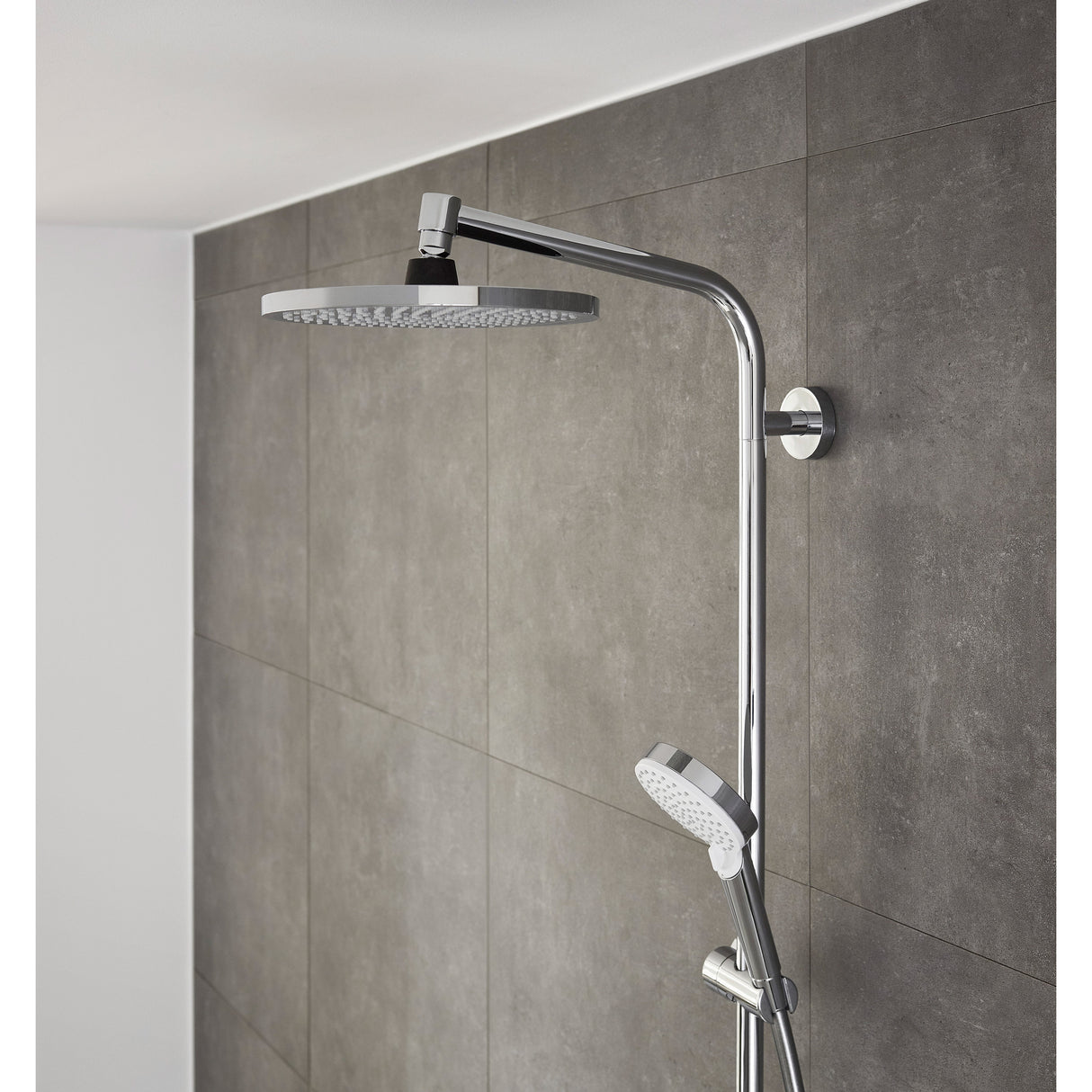 Colonne de douche Grohe chromée, deux pommeaux, type sanitaire, couleur argentée