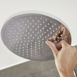Pommeau de douche gris Grohe, main ajustant les buses, design moderne, salle de bain