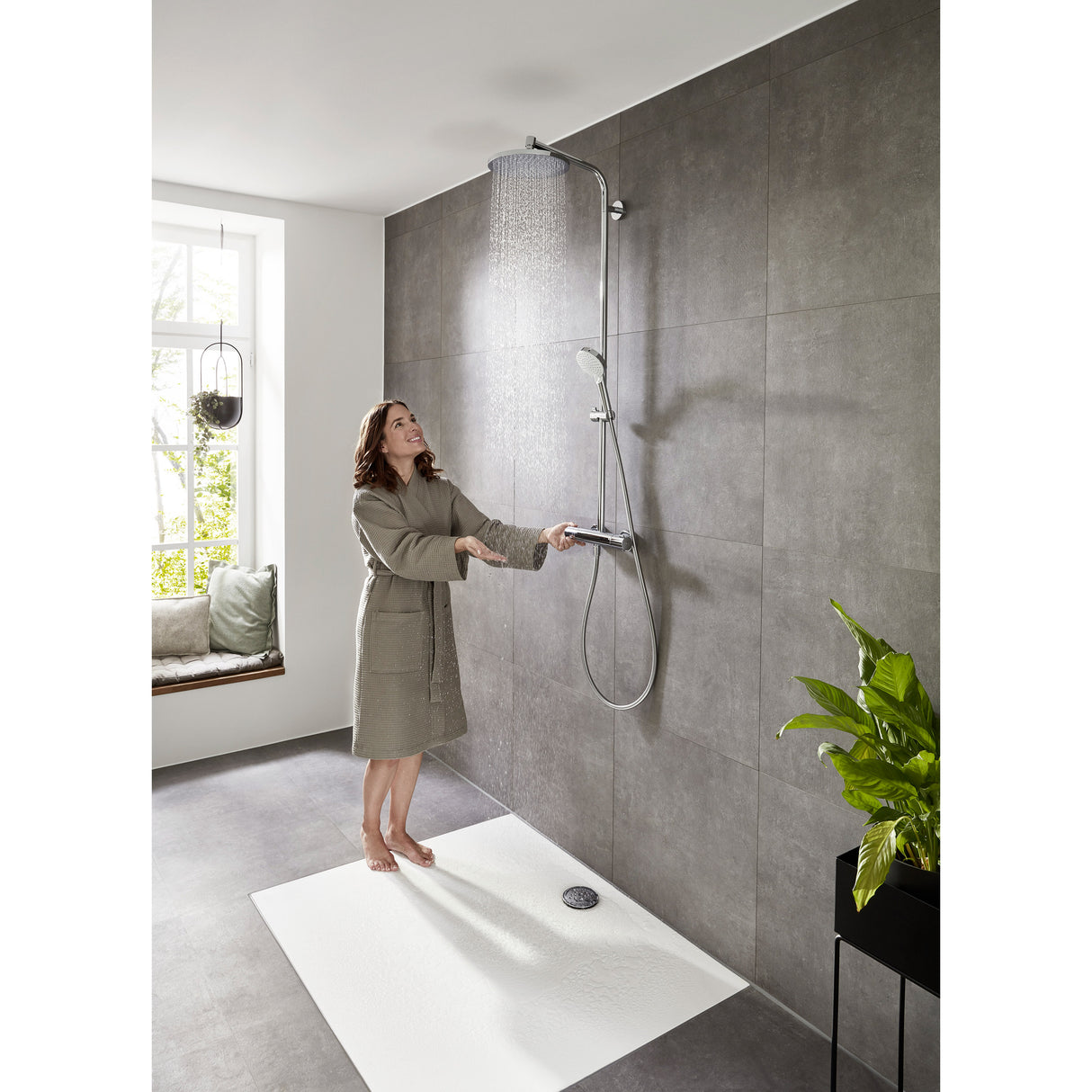 Douche Grohe, colonne de douche chromée, couleur argent, dans une salle de bain moderne