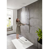 Douche Grohe, colonne de douche chromée, couleur argent, dans une salle de bain moderne