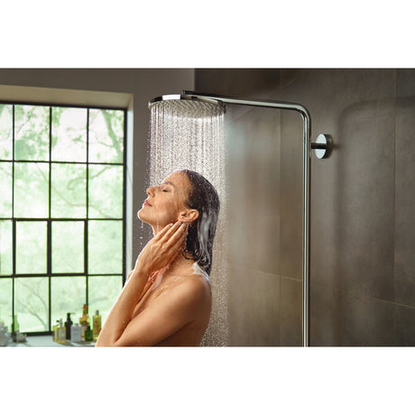 Douche Grohe, colonne de douche chromée, jet pluie, dans une salle de bain moderne