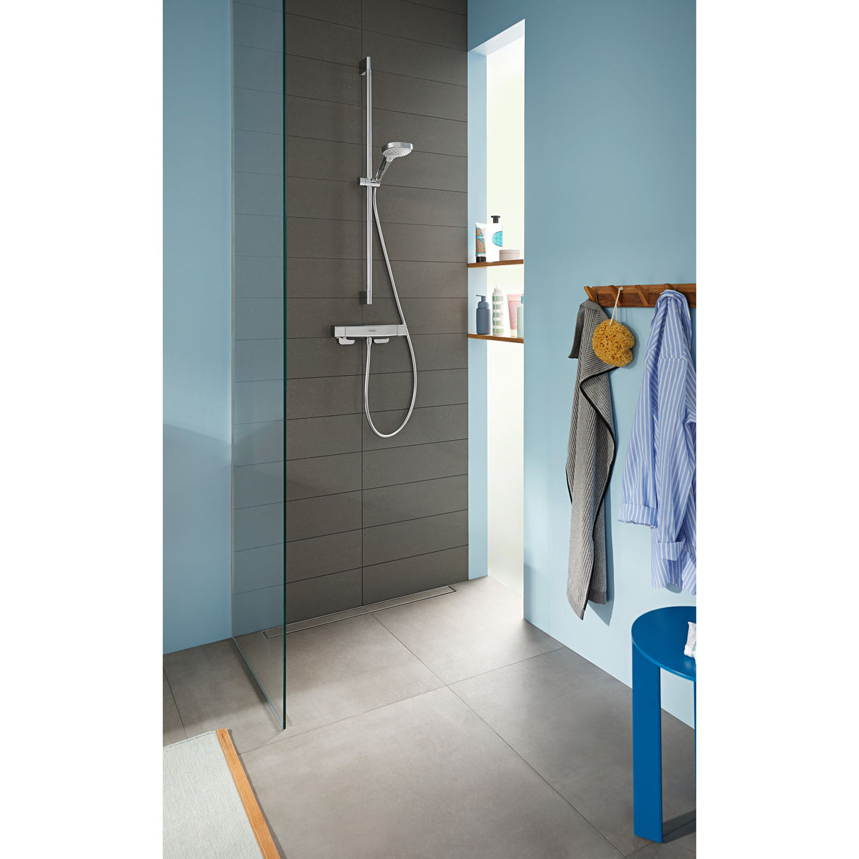 Douche Grohe chromée, mitigeur thermostatique, cabine moderne, mur gris et bleu.