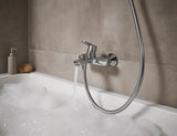 Mitigeur de baignoire Grohe, robinet chromé, couleur argent, installé sur carrelage beige.