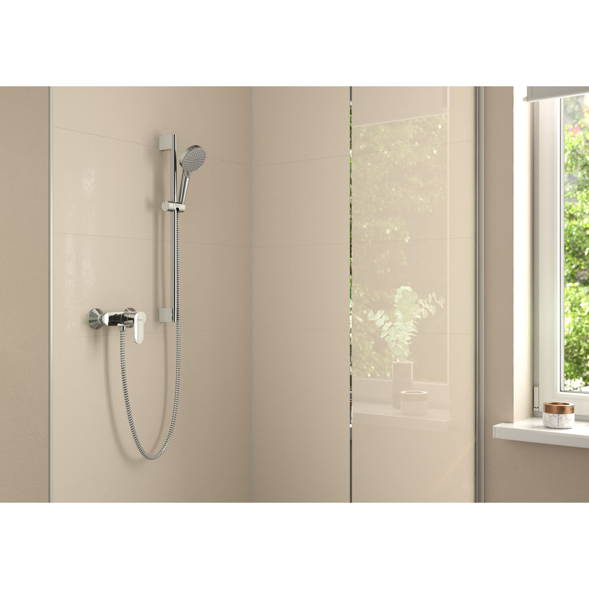 Douche Grohe, kit mitigeur chromé, argent, installé sur mur beige dans salle de bain moderne