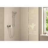 Douche Grohe, kit mitigeur chromé, argent, installé sur mur beige dans salle de bain moderne