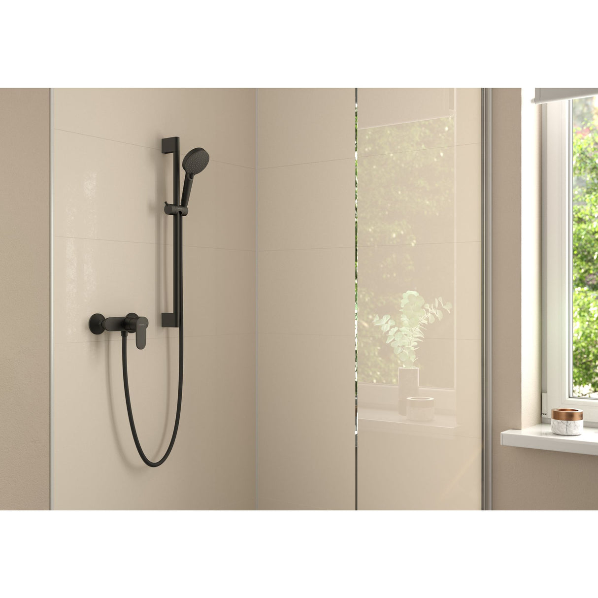 Colonne de douche Grohe noire, design moderne, installation murale dans une salle de bain lumineuse