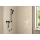 Colonne de douche Grohe noire, design moderne, installation murale dans une salle de bain lumineuse