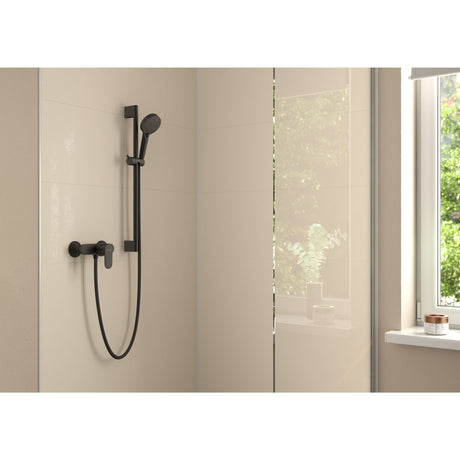 Colonne de douche Grohe noire, design moderne, installation murale dans une salle de bain lumineuse