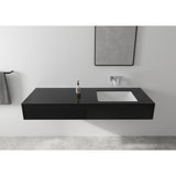 Meuble vasque noir, marque non visible, lavabo salle de bain moderne avec miroir.