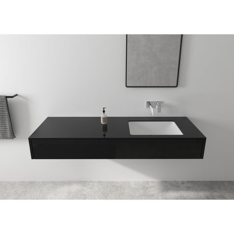 Meuble vasque noir, marque non visible, lavabo salle de bain moderne avec miroir.
