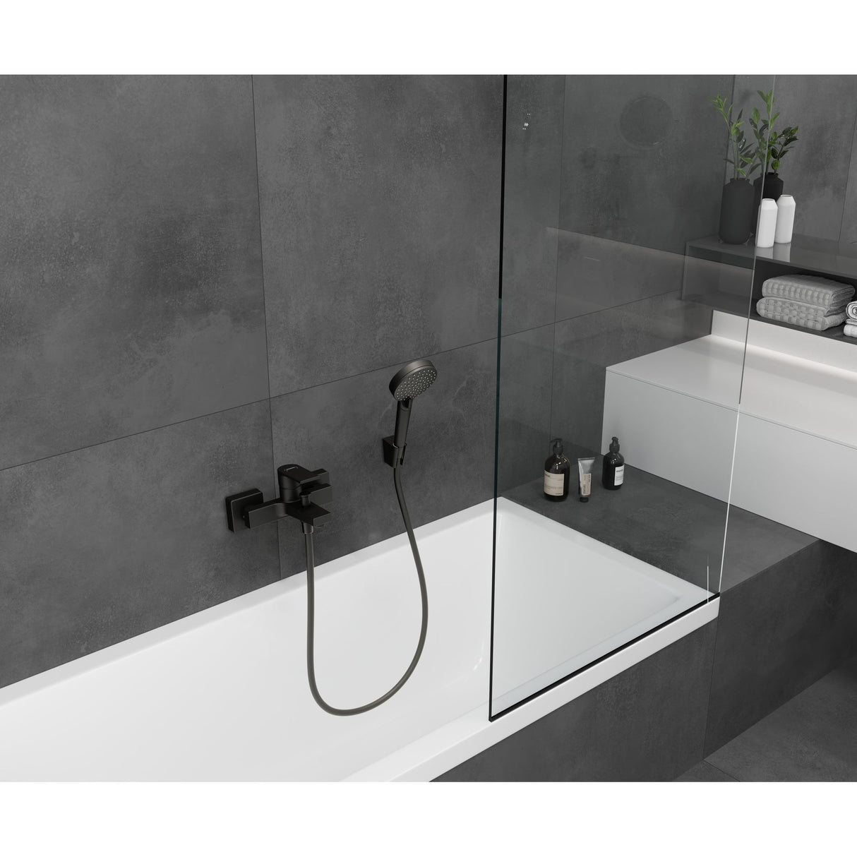 Mitigeur bain-douche Grohe noir, robinetterie moderne sur baignoire, salle de bain design